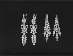 Ohrringe mit Schleifenornament