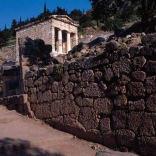 Delphi, Apollon-Heiligtum. Heilige Straße und Schatzhaus der Athener, 6 x 10 m, Paros-Marmor