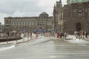 Dresden-Altstadt. Elbe-Hochwasser August 2002. Theaterplatz
