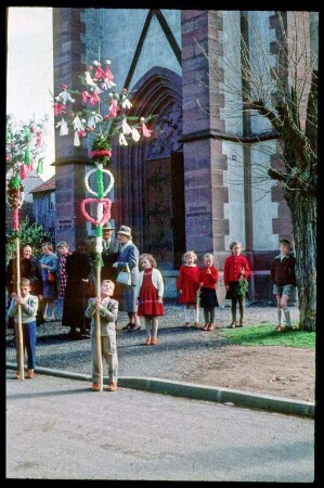 Palmstangen vor einer Kirche