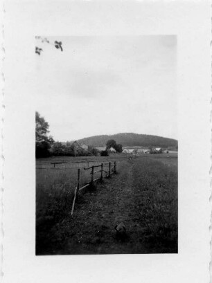 Albumseite : Ferien im Komponistenheim Hildburghausen/Thüringen. Kunstledereinband (Falbin-Erzeugnis) mit Goldrahmung, geprägt, Papier, geklebt, ca. 8,9 x 12,3 x 2,5 cm (1965). Dresden: SLUB, Deutsche Fotothek 2013.A.210