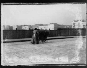 Ohne Titel (Frau mit reisigbeladenem Kinderwagen auf der Knobelsdorffbrücke)