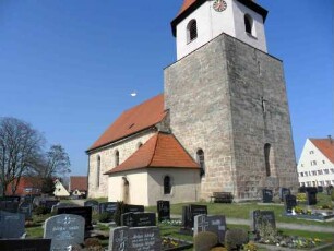 Ansicht von Südosten mit Turm und Langhaus
