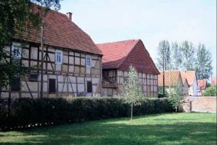 Nachbarhäuser des Edelhofs; Fachwerkbauten, teilweise Ziegelbehang im Giebel