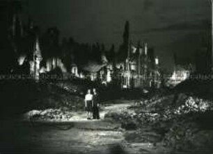 Angestrahlte Ruinen für die Dreharbeiten zum DEFA-Film "Die Mörder sind unter uns" mit Hildegard Knef und Wilhelm Borchert