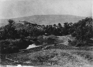 el-abedije [El-abedije] v. O. Wasserseite im Hintergrund der Berg im Westen des Jordantals [am Jordan]