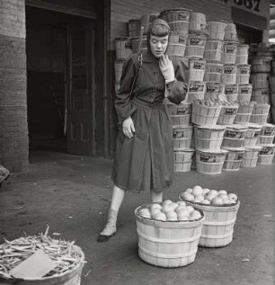 Modeaufnahme, Modell Pat Hill auf dem Washington Market (Mademoiselle)
