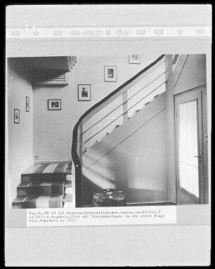 Güstrow, Gustav-Adolf-Straße 2. Einfamilienwohnhaus (um 1935; A. Kegebein). Flur mit Treppenaufgang in die obere Etage