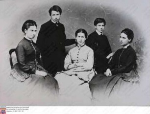 Schleiermacher, August (1816-1892) / Gruppenaufnahme der Kinder von August Schleiermacher, v. l. n. r.: / Luise (Lulu) Schleiermacher (1850-1917); Prof. Dr. Ludwig (Louis) Schleiermacher (1855-1927); Wilhelmine (Minna) Schleiermacher (1851-1945); Dr. phil. August Schleiermacher (1857-1953); Anna Schleiermacher verh. Brill (1848-1942)