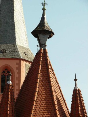 Türmchen mit Dachreiter am Rathaus, dahinter Turm der Stadtkirche