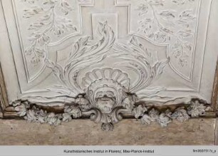Blattmaske und Girlande