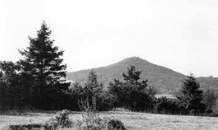 Oybin-Lückendorf. Blick von der Windrispel auf den Falkenberg in Tschechien