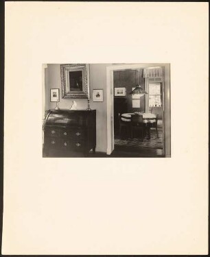 Elternhaus von Wolfgang Sievers, Hohenzollernstraße 3, Berlin-Wannsee: Schreibtisch von Helma Sievers und Blick ins Esszimmer (Möbel der Deutschen Werkstätten)