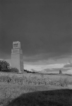 Weimar-Buchenwald. Mahnmal auf der Südseite des Ettersbergs (1954-1958) mit Turm der Freiheit, davor die Figurengruppe von Fritz Cremer