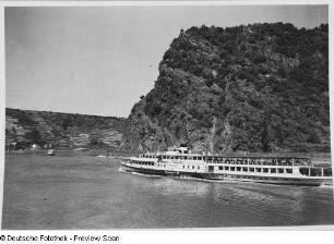 Die Loreley mit dem Rheindampfer "Goethe"