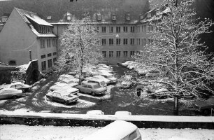 Freiburg: Verschneiter Rathaushof, von oben