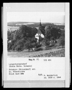 Langenhennersdorf, Pfarrkirche : Langenhennersdorf. Ortskern (Mitteldorf) mit evangelischer Pfarrkirche. Blick nach Westnordwest