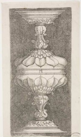 Pokal mit einer flachen Schale auf der Spitze