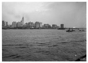 New York/ USA: Skyline vom Wasser. Blick vom Wasser auf Skyline und Hafen der Metropole
