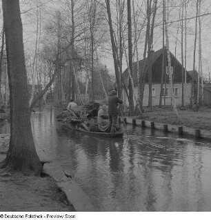 Bauern auf einem Kahn im Spreewald