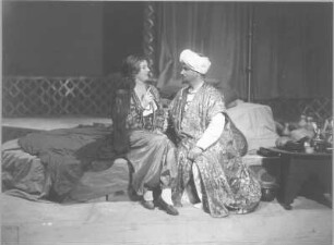Der Barbier von Bagdad. Oper von Peter Cornelius nach eigenem Libretto. Staatsoper Dresden, Neuinszenierung 17.12.1928 : Szene 1. Akt mit Helene Jung als Bostana und Curt Taucher als Nureddin