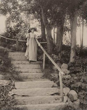 Wie sie die Treppe herunter kommt