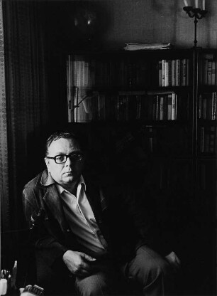 Der Schriftsteller Karl-Georg Egel in seiner Wohnung in Berlin-Köpenick