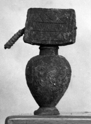"Grosse Bommel von Halskette und Fragmente der letzteren"