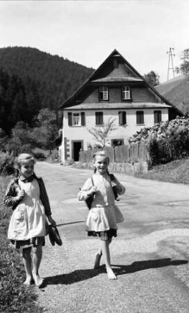 Schapbach: Zwei Schulkinder barfuß auf dem Schulweg bei Schapbach