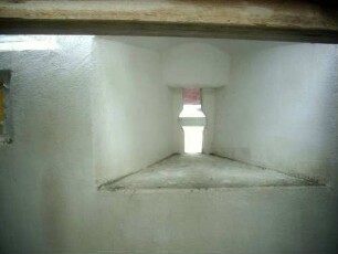 Kirchhofmauer im Westen mit Schlüsselloch-Schießscharte in Brusthöhe über Kirchhof