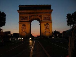Arc de Triomphe abends von den Champs Elysees