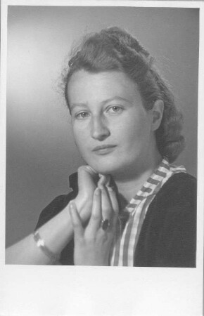 Porträt Annelies Rose. Fotografie (Autogrammkarte; z. T. mit Widmung verso, bezeichnet 1943)