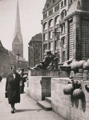 Hamburg. Blick in die Mönckebergstraße. Links im Bildhintergrund der Turm der mittelalterlichen Hauptkirche St. Petri