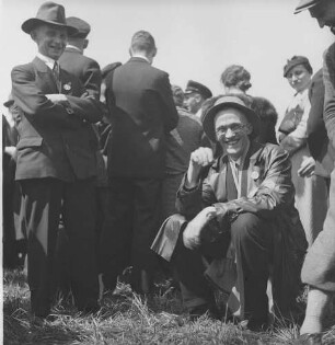Dresden. Maifeier 1937. Mitarbeiter der Sächsichen Landesbildstelle am Sammelpunkt zur Kundgebung. Mann, auf einem Anglerhocker sitzend
