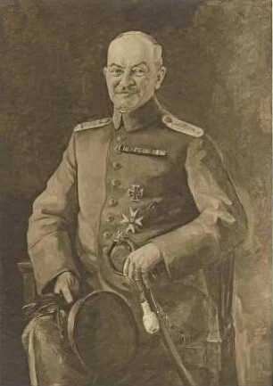 Reinhold Alfred Lägeler, Oberst und Kommandeur von 1916-1919, zuletzt Oberstleutnant, sitzend mit Mütze und Säbel