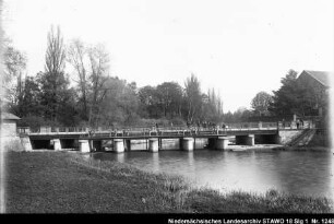 Wallanlagen und Gebäude in Wolfenbüttel Enthält: Okerbrücke Wallstraße