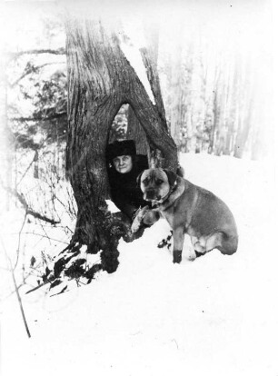 Die Bildhauerin Etha Richter mit ihrem Hund im Schnee