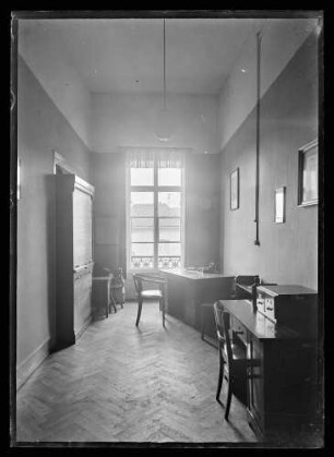 Büro mit Schreibtisch, Telefon, Schreibmaschine und Rollschrank (Kreisleitung NSDAP, heute: Eichelgasse 56 B-W Bank)
