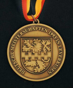 Bronzemedaille Deutsche Meisterschaften in Kurzschrift und Maschinenschreiben in Leverkusen 1993 am schwarz-rot-goldenen Band : Sammlung Deutscher Stenografenbund. Bronzemedaille Deutsche Meisterschaften in Kurzschrift und Maschinenschreiben in Leverkusen 1993 am schwarz-rot-goldenen Band. Messing, patiniert; Durchmesser 50 mm, Gewicht 38,5 g (1993; Deschler & Sohn, München). Dresden: SLUB R c 0568