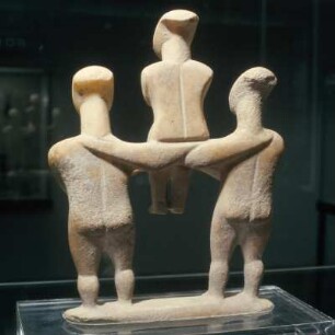Idolgruppe (3-figurig), Kykladen : Karlsruhe, Badisches Landesmuseum. Dreifigurige Idolgruppe. Herkunft unbekannt. Marmor, Höhe 19 cm. Frühkykladisch II, frühere Spedos-Art.