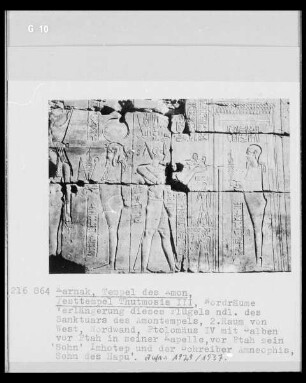 Ptolemäus 4. mit Salben vor Ptah