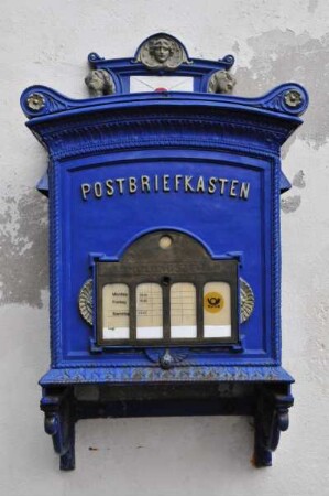 Alsfeld - Briefkasten : Im historischen Stadtzentrum stehen viele Gebäude unter Denkmalschutz. An der Fassade des historischen Tanzhauses am Markt ist dieser historische Briefkasten der Post noch in Betrieb. Aufgenommen am 28. März 2010 in Alsfeld