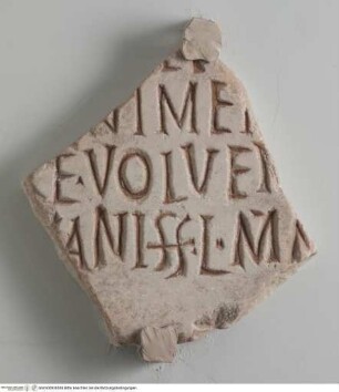 Tafelfragment mit Grabinschrift "...VOLVER[]..."