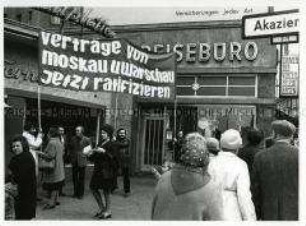 Demonstration der "Gesellschaft für Deutsch-Sowjetische Freundschaft Westberlin" zu den Ostverträgen