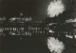 Meißen. Burgberg mit Dom und Albrechtsburg. Blick vom rechten Ufer über die Elbe. Nachtaufnahme mit Flutlicht und Feuerwerk