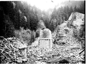 Reste des gesprengten alten Viaduktes