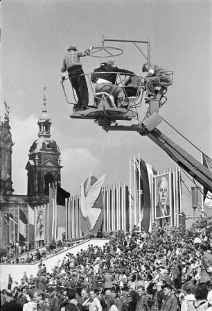 Kameramänner auf einem Kamerakran über der Zuschauertribüne auf dem Marx-Engels-Platz (heute: Schlossplatz)