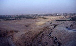 Blick in das Wadi el-Kelt mit Wasserleitung [Wadi Kelt, Israel-Exkursion]