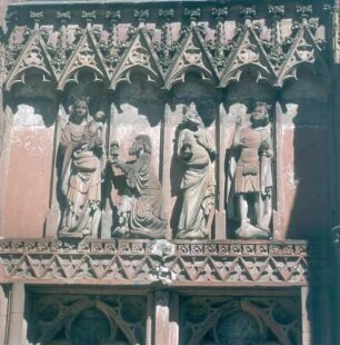 Schotten. Stadtkirche. Skulpturen über dem Portal
