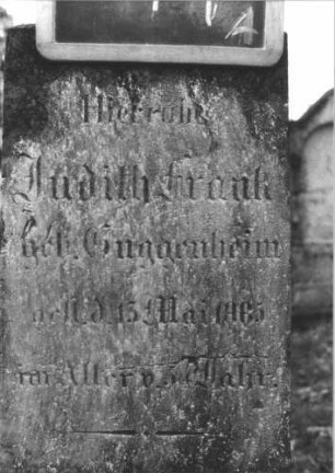 Grabstein 11 (Index: 100112326) Material: Kalkstein (?) Zustand: gut Maße HxBxT: 108x30x25 cm Beschreibung: Obelisk, Sockel Symbolik: Girlande um Sockel: Grabstein 11A
